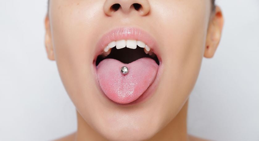 ¿Cuáles son los riesgos de llevar un piercing en la lengua?