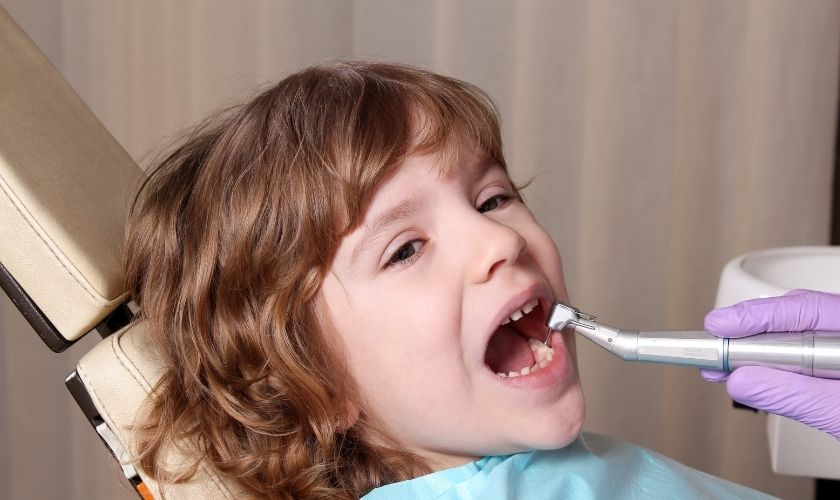 Caries del biberón: niño en consulta dentista
