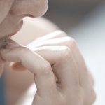Cómo afecta morderse las uñas a la salud bucodental.