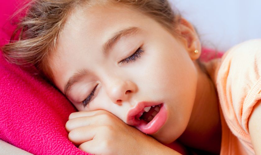 Consecuencias de respirar por la boca: niña durmiendo respirando por la boca.