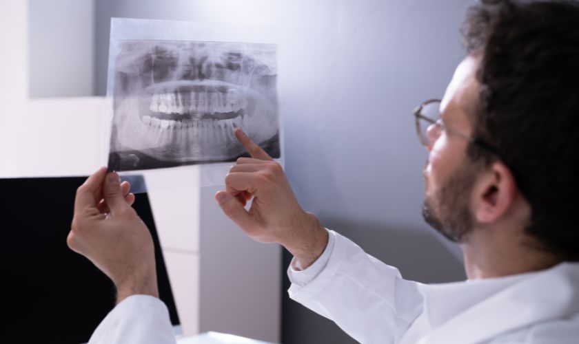 ¿Cómo afecta la osteoporosis a la salud de tus dientes? | Odontólogo valorando radiografía dental