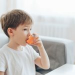 Las enfermedades respiratorias afectan a la salud oral: niño utilizando inhalador.