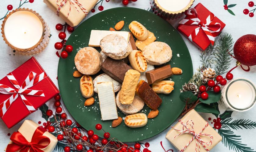 Consejos para cuidar la salud oral en Navidad: plato con dulces navideños.