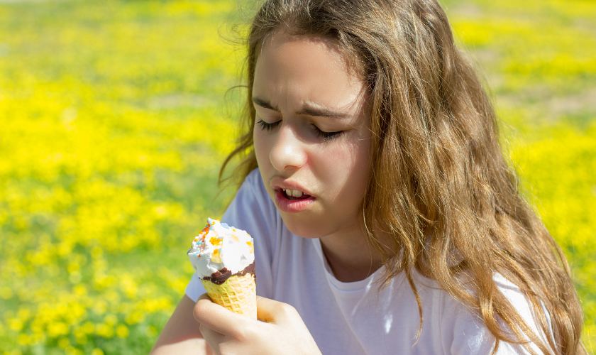 Tipos de trastornos del sentido del gusto: niña no puede saborear helado que está comiento.