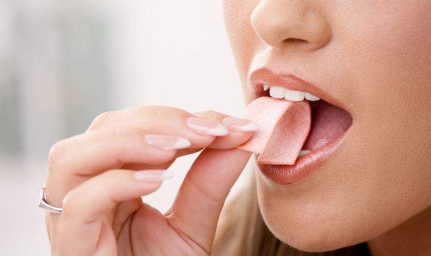 Masticar chicle puede ayudar a dejar de morderse las uñas y mejorar la salud bucodental.