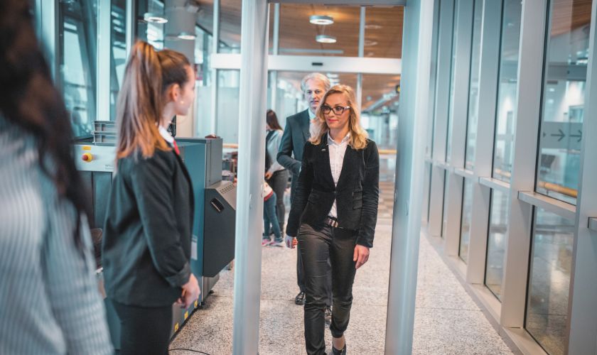Persona con implantes dentales pasando por detector de metales en un aeropuerto Persona con implantes dentales pasando por detector de metales en un aeropuerto
