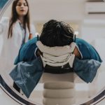 Paciente con implantes dentales realizándose una resonancia magnética