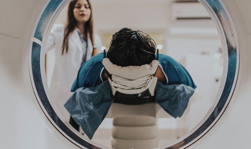 Implantes dentales y resonancia magnética: ¿son compatibles?