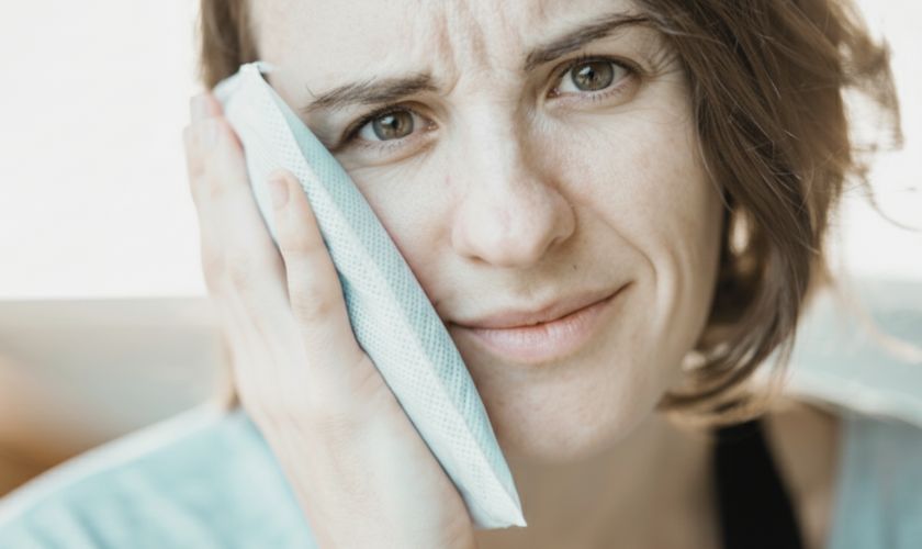 Cuidados inmediatos tras implante dental con aplicación de frío local