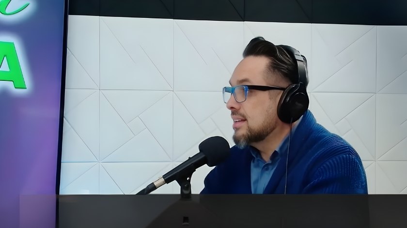 Juan Carlos Camacho, director de Villanueva Centro Odontológico Avanzado, durante entrevista en el programa “A mi manera” de Multicanal Radio.