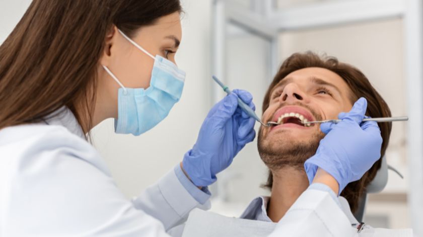 Cómo cuidar la salud oral después de los 40 años. Cómo cuidar la salud oral después de los 40 años: revisiones bucodentales periódicas.