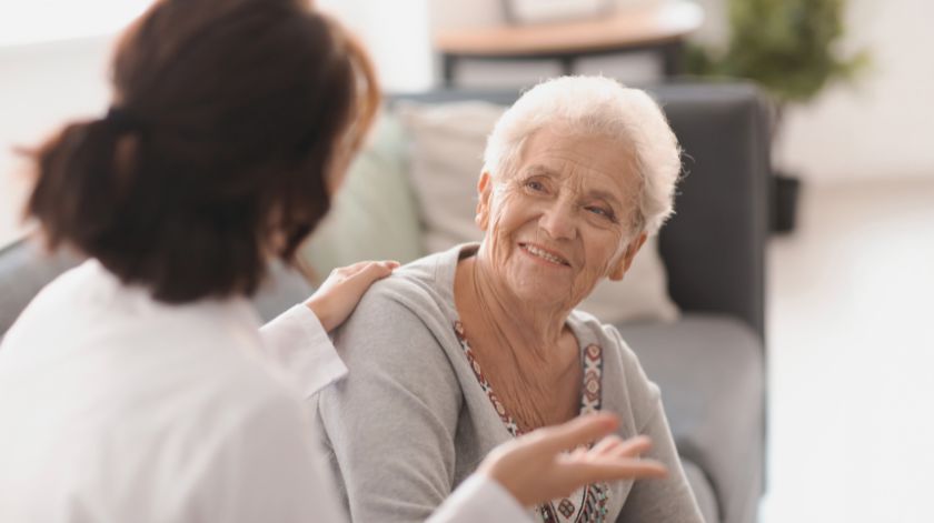 Consejos para familiares y cuidadores de personas con dentadura postiza Consejos para familiares y cuidadores de personas con dentadura postiza