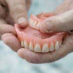 Estomatitis protésica: qué hacer si la dentadura postiza causa inflamación, ardor o molestias