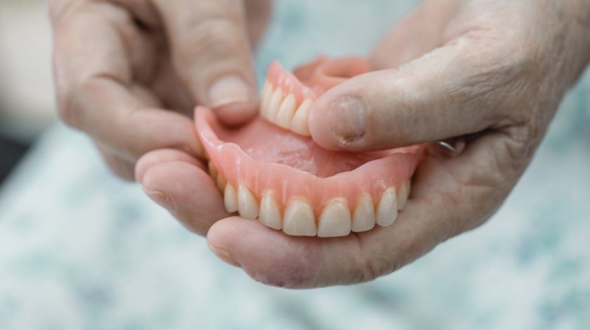 Estomatitis protésica: qué hacer si la dentadura postiza causa inflamación, ardor o molestias