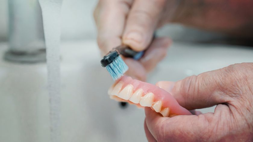 Estomatitis protésica: por qué es frecuente en personas mayores Estomatitis protésica: por qué es frecuente en personas mayores