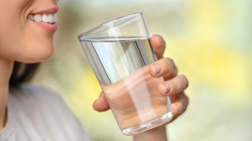 Agua para cuidar los dientes en verano Agua como mejor bebida para cuidar los dientes en verano.