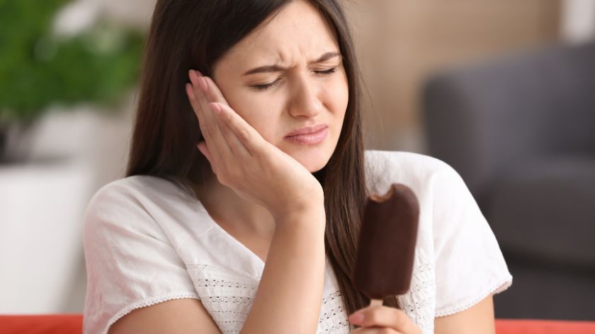 Dientes sensibles al tomar helados y bebidas frías en verano. Dientes sensibles al tomar helados y bebidas frías en verano.
