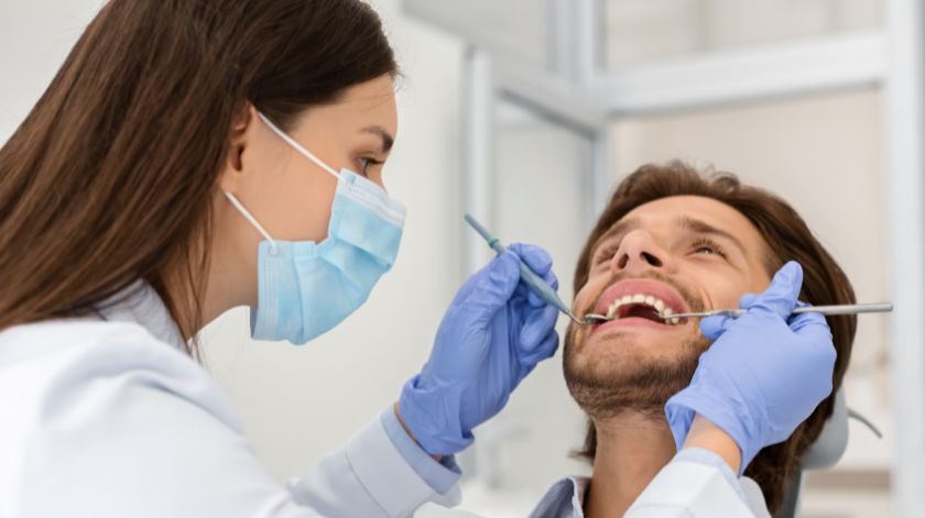 Revisión dental para valorar sensibilidad en los dientes. Revisión dental para valorar sensibilidad en los dientes.