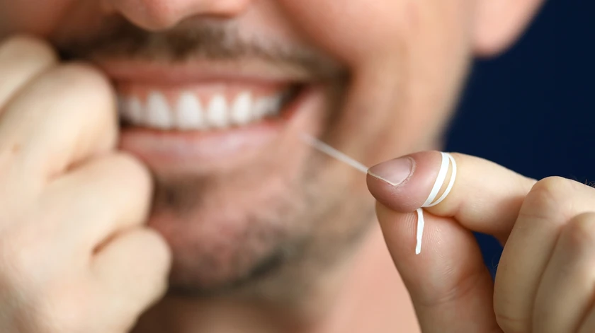 Hilo dental para prevenir caries interdentales Hilo dental para prevenir caries entre los dientes