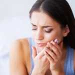 Persona con dolor al morder alimentos duros