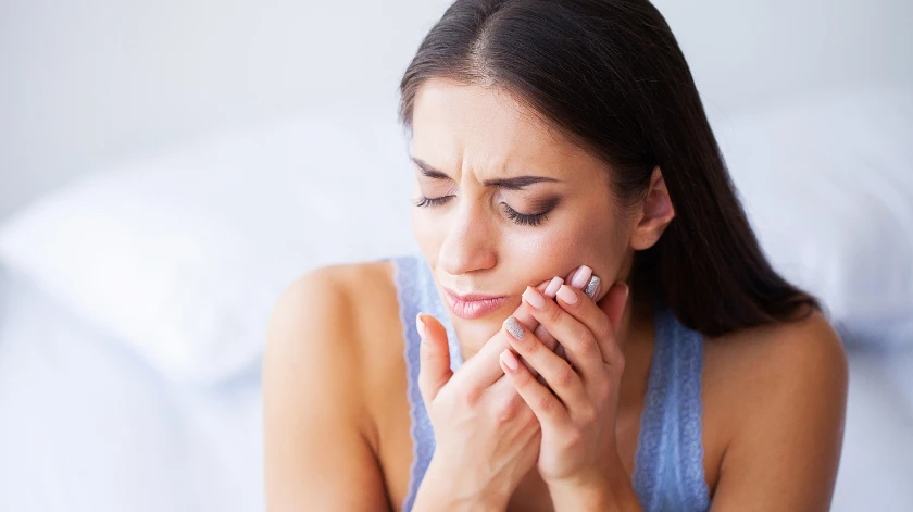 Persona con dolor al morder alimentos duros