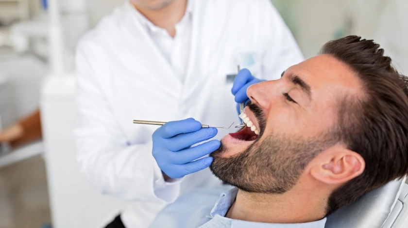 Revisión odontológica para identificar la causa del dolor al masticar Revisión odontológica para identificar la causa del dolor al masticar